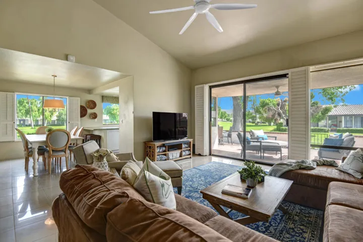 LIVING ROOM REVERSE