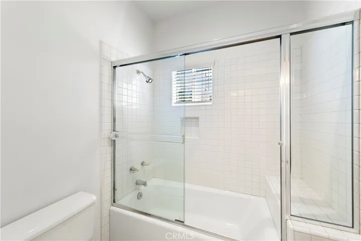second bedroom bathroom / shower-tub