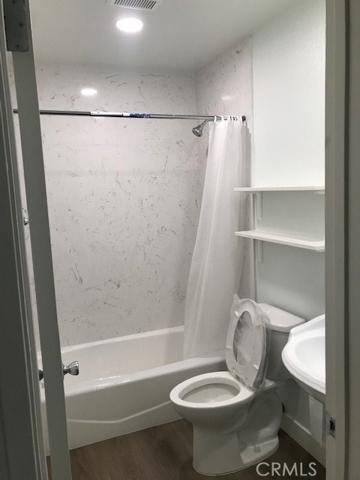 main bathroom with tub