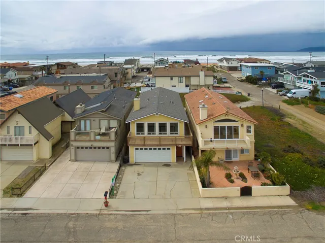 1630 Laguna is the middle house in picture. Home is Now painted white.