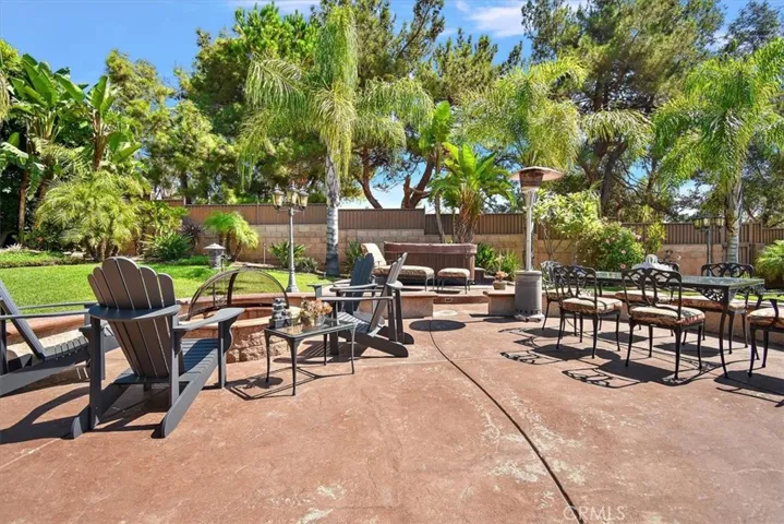 Backyard/fire pit/Jacuzzi