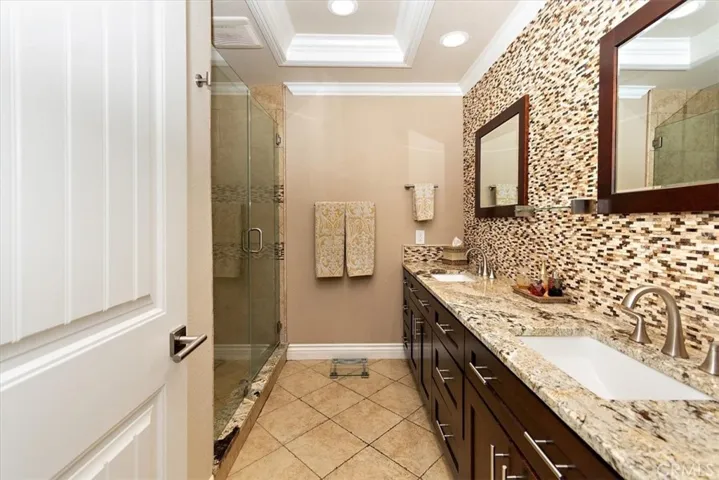 Primary en-suite bath