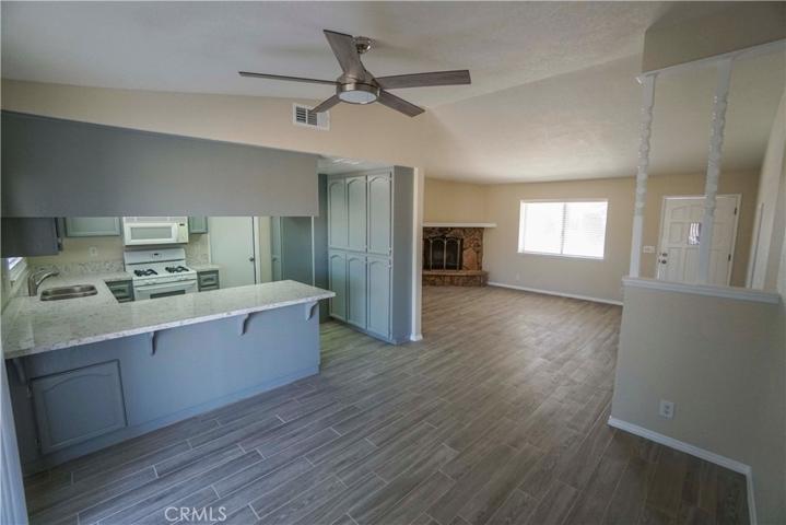13117 Skiomah Road, Apple Valley, California 92308