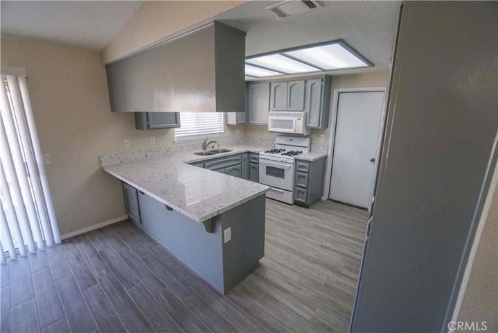 13117 Skiomah Road, Apple Valley, California 92308