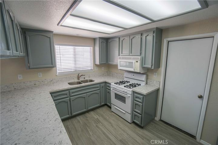 13117 Skiomah Road, Apple Valley, California 92308