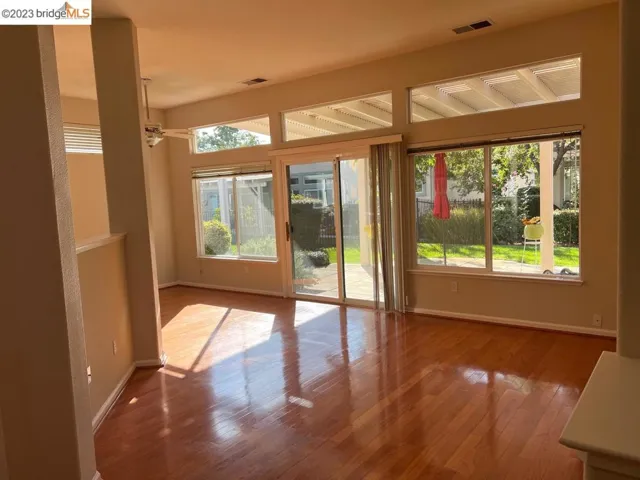 Spacious loving and dinning room