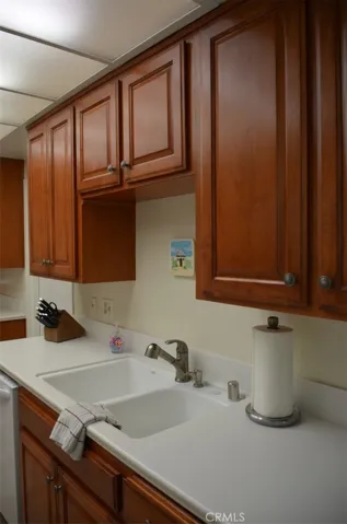 More kitchen photos with bright white counter tops