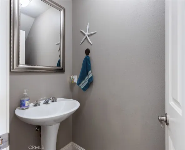 Downstairs 1/2 bathroom