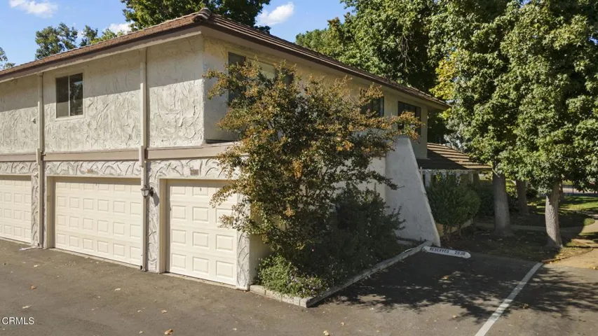 5-web-or-mls-Upmarketmedia_2838Ins-6