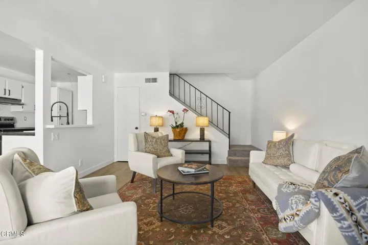 24-web-or-mls-Upmarketmedia_2838Ins-27