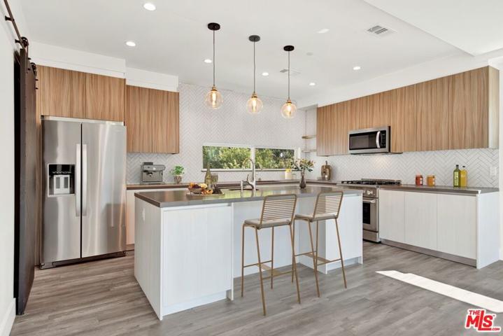 Large island with prep sink and seating
