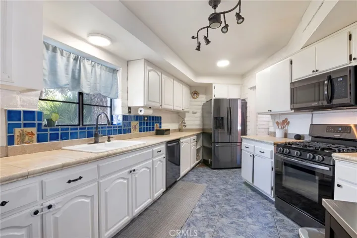 808 E Grand Boulevard, Corona, California 92879
