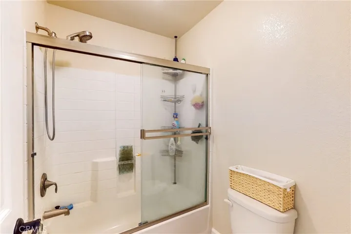 Upstairs full bathroom.