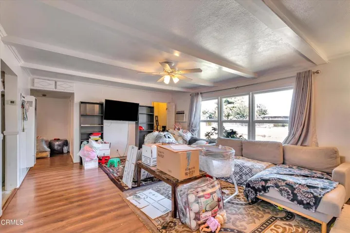 004_Living Room