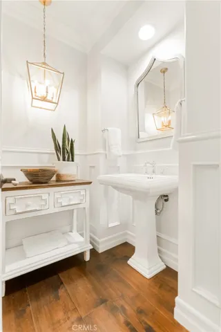Primary level Powder Room