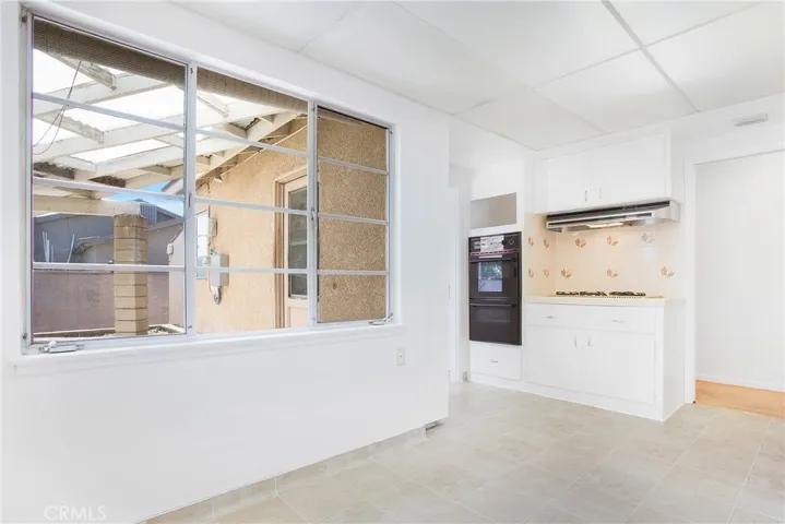 Gas cooktop and double oven too!