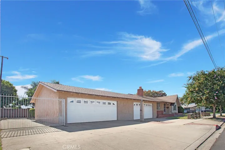 FULL SIZE 4 CAR GARAGE and potential RV/boat parking!