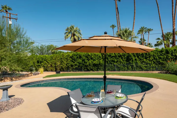 73304 Willow - Poolside Dining