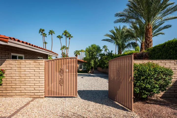73304 Willow - Backyard Driveway Gate