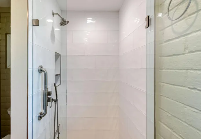 73304 Willow - Primary Bedroom Bathroom