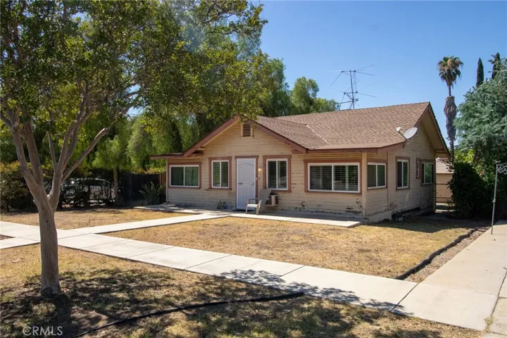 960 Chestnut Avenue, Redlands, California 92373