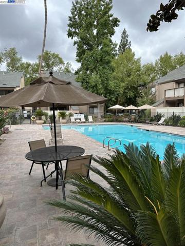 535 Woodside Oaks Unit 2, Sacramento, California 95825