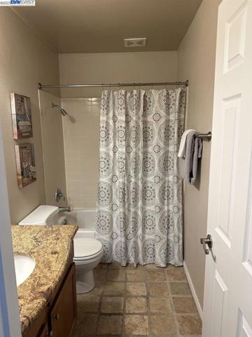 535 Woodside Oaks Unit 2, Sacramento, California 95825