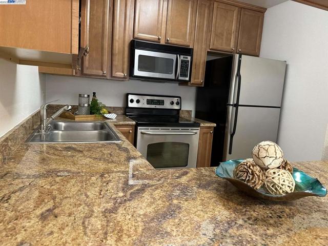 535 Woodside Oaks Unit 2, Sacramento, California 95825