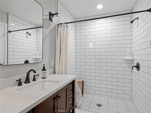 17053 Tiama Road, Apple Valley, California 92307