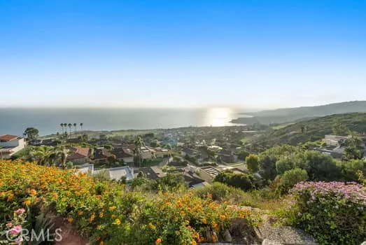 Within this Neighborhood is access to miles of Hiking Trails and Golf Courses at Terranea Resort and Trump International.