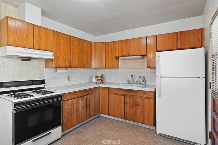 24015 Neptune Avenue, Carson, California 90745