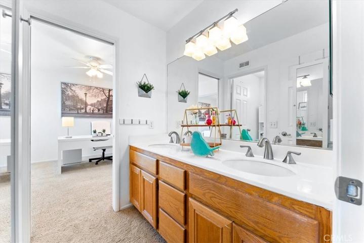 Full Hollywood bath with dual sinks