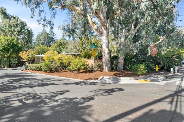 521 Middle Court, Menlo Park, California 94025