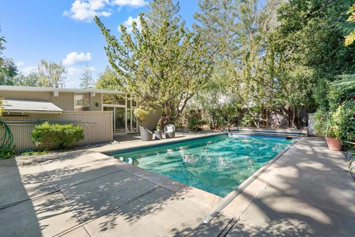521 Middle Court, Menlo Park, California 94025
