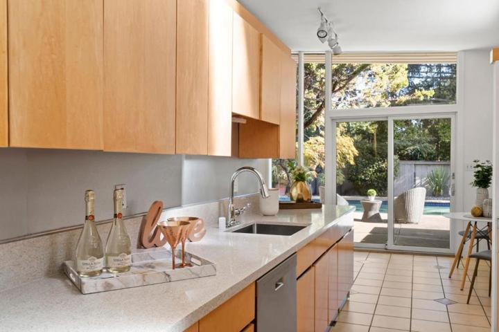 521 Middle Court, Menlo Park, California 94025