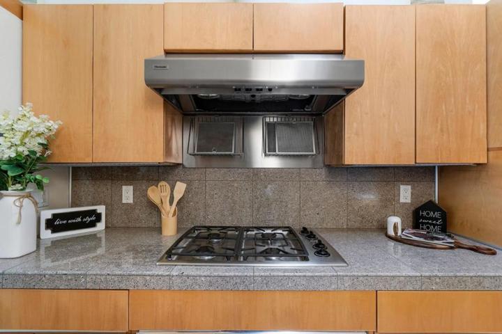 521 Middle Court, Menlo Park, California 94025
