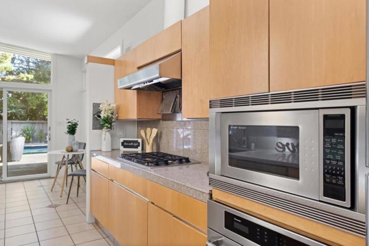521 Middle Court, Menlo Park, California 94025