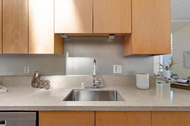 521 Middle Court, Menlo Park, California 94025
