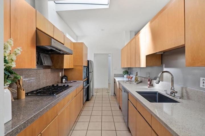 521 Middle Court, Menlo Park, California 94025