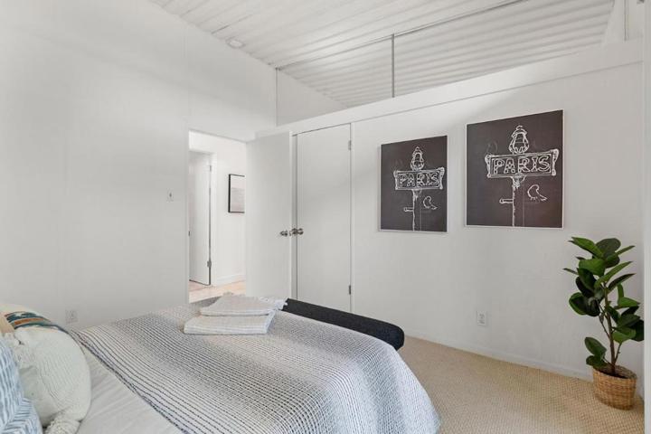 521 Middle Court, Menlo Park, California 94025