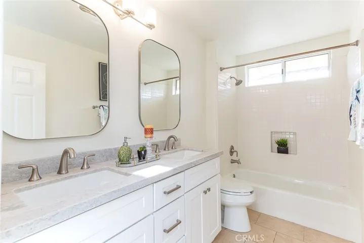 UPSTAIRS BATHROOM