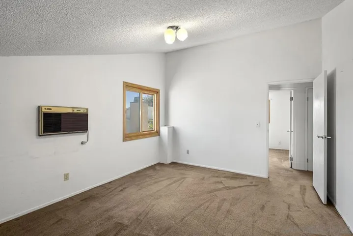 has wall AC