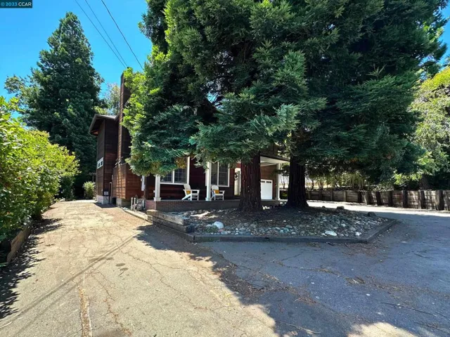Spacious Sideyard