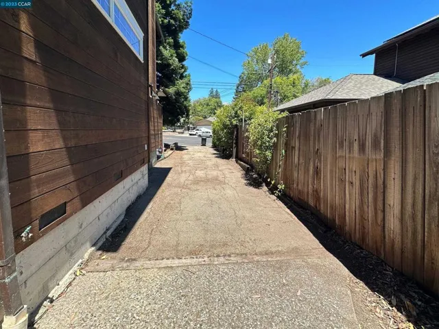 Spacious Sideyard