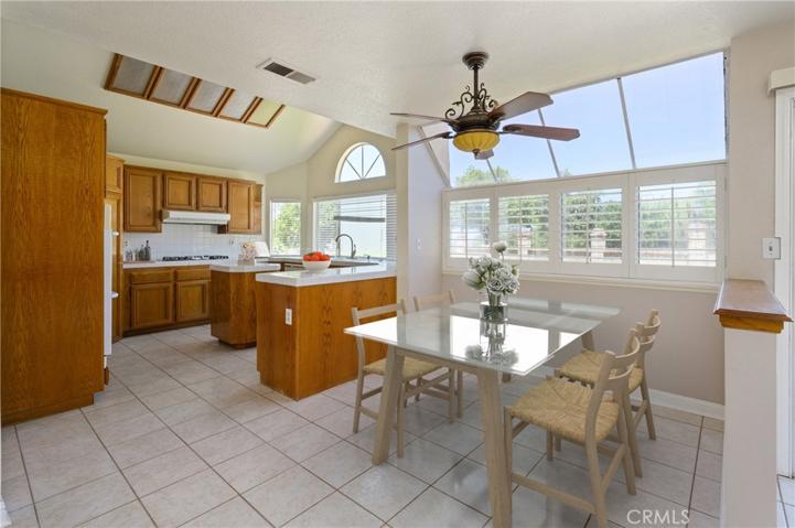 KITCHEN WITH BREAKFAST NOOK VIRTUALLY STAGING