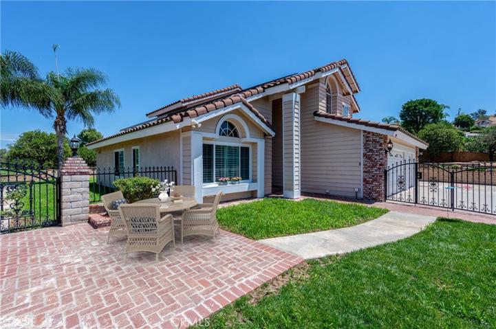 COURTYARD VIEW VIRTUAL STAGING