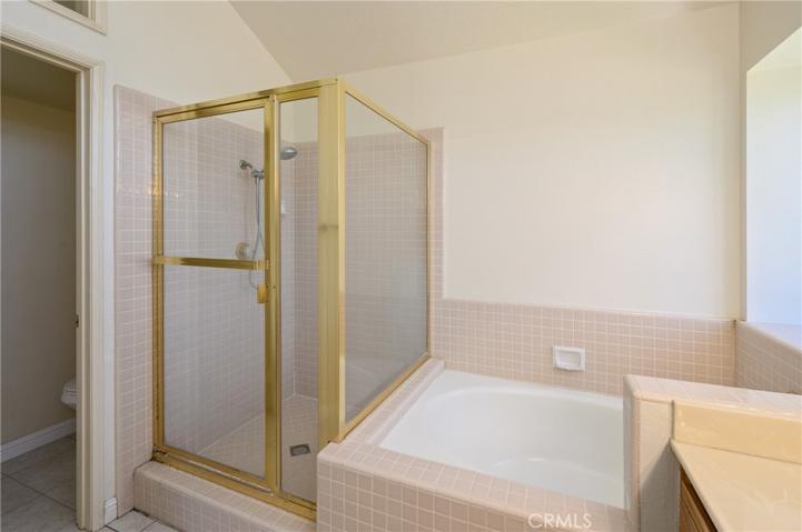 EN SUITE BATHROOM WALK IN SHOWER AND SOAK BATHTUB