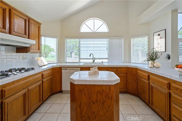 FULL KITCHEN VIEW VIRTUAL STAGING