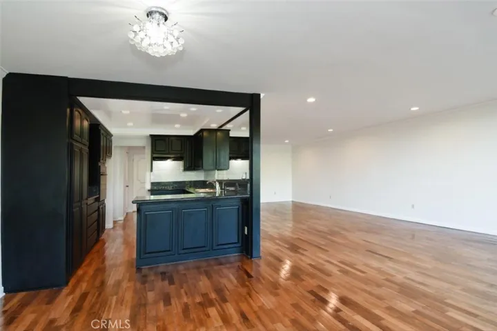Kitchen & Dining