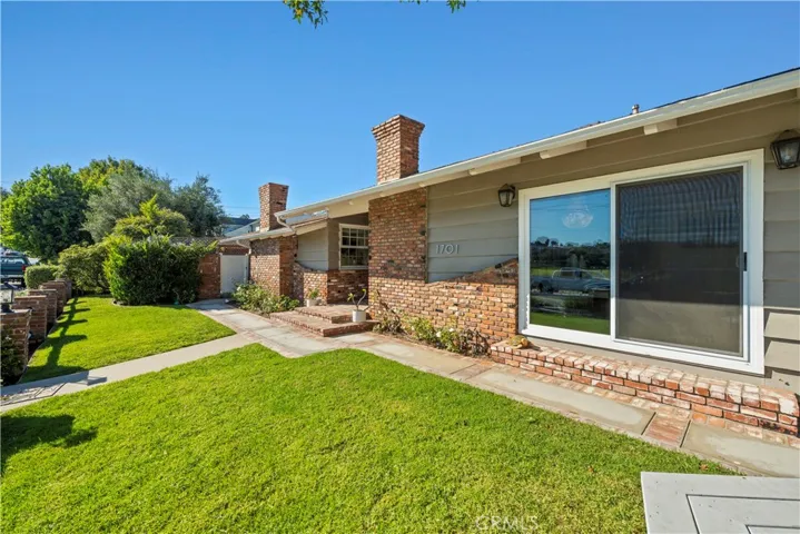 1701 N Poinsettia Avenue, Manhattan Beach, California 90266